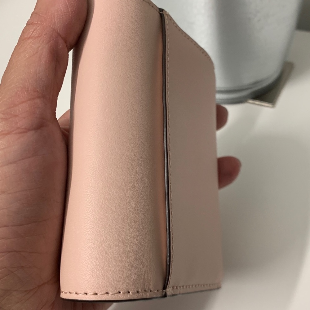 BNWT KATE SPADE ♠️ SCALLOP DESIGN SMOOTH LEATHER COMPACT WALLET PINK- BURGUNDY - Picture 4 of 6